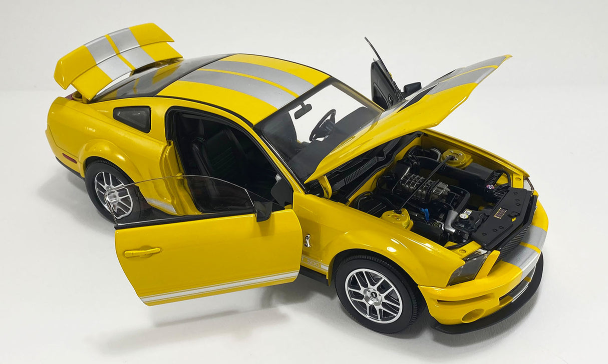 Shelby Collectibles SC18005 - 1/18 2007 Ford Mustang Shelby GT500 - Yellow scale replica