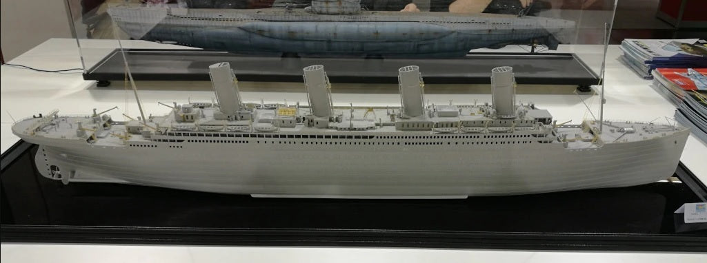 Trumpeter TR03719 - 1/200 Titanic (w/ LED Light Set) Plastic Model Kit