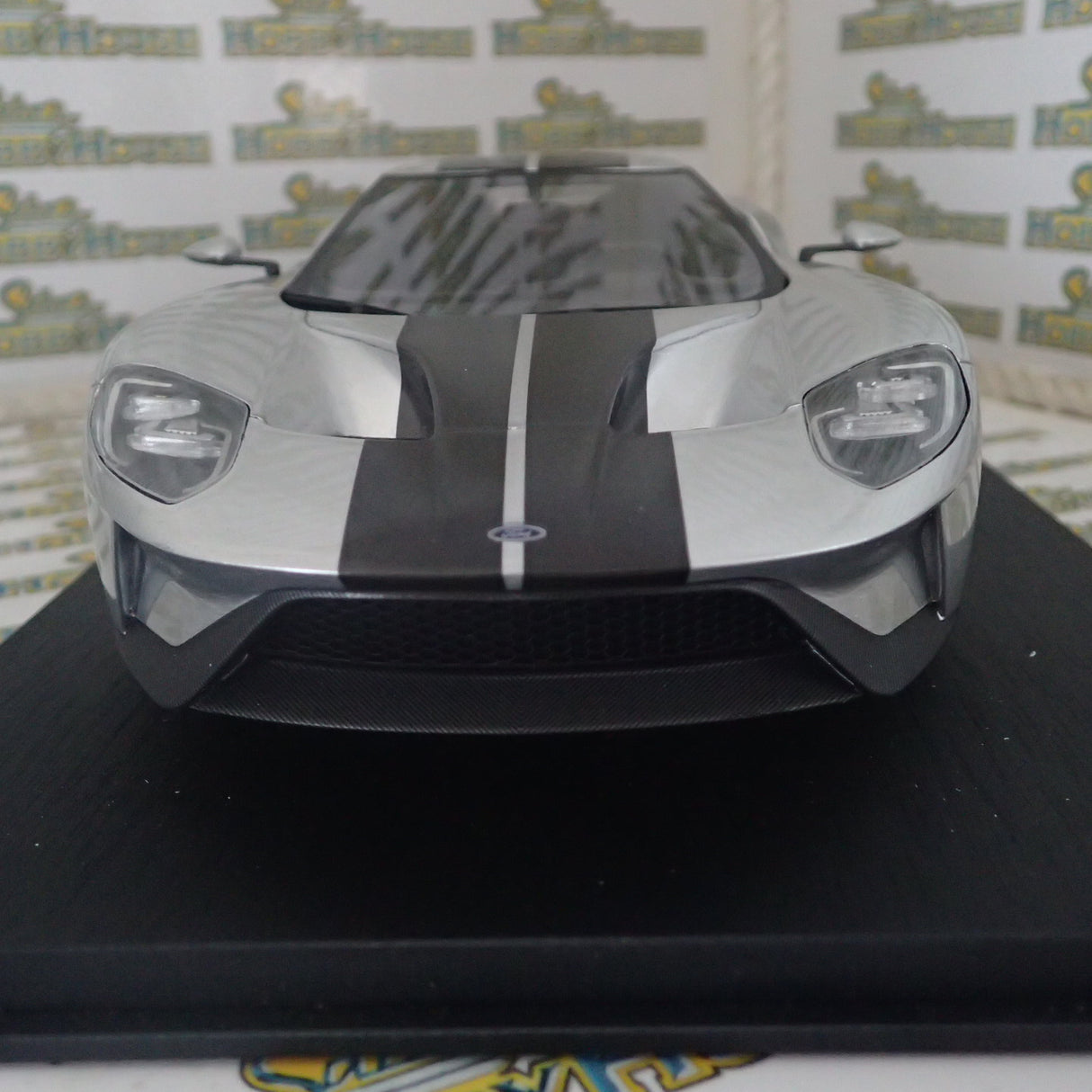 Top Speed TS0011 - 1/18 Scale Ford GT 2015 Chicago Auto Show - Ingot Silver Model Replica