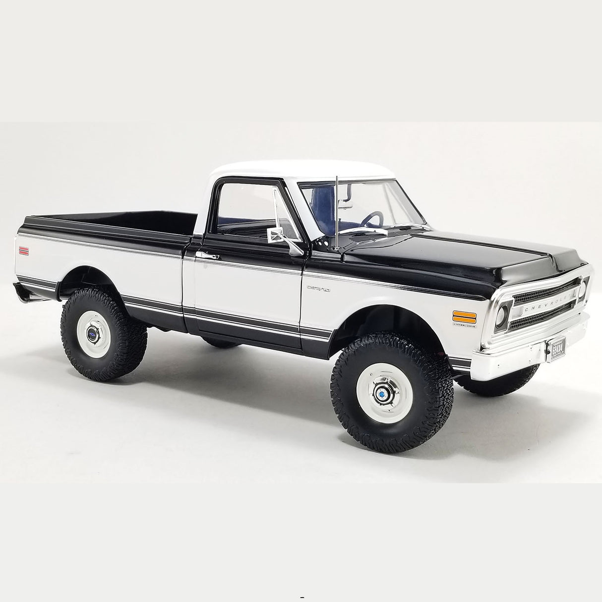 ACME A1807219 - 1/18 Scale 1969 Chevrolet K10 4x4 - Classic Black & White