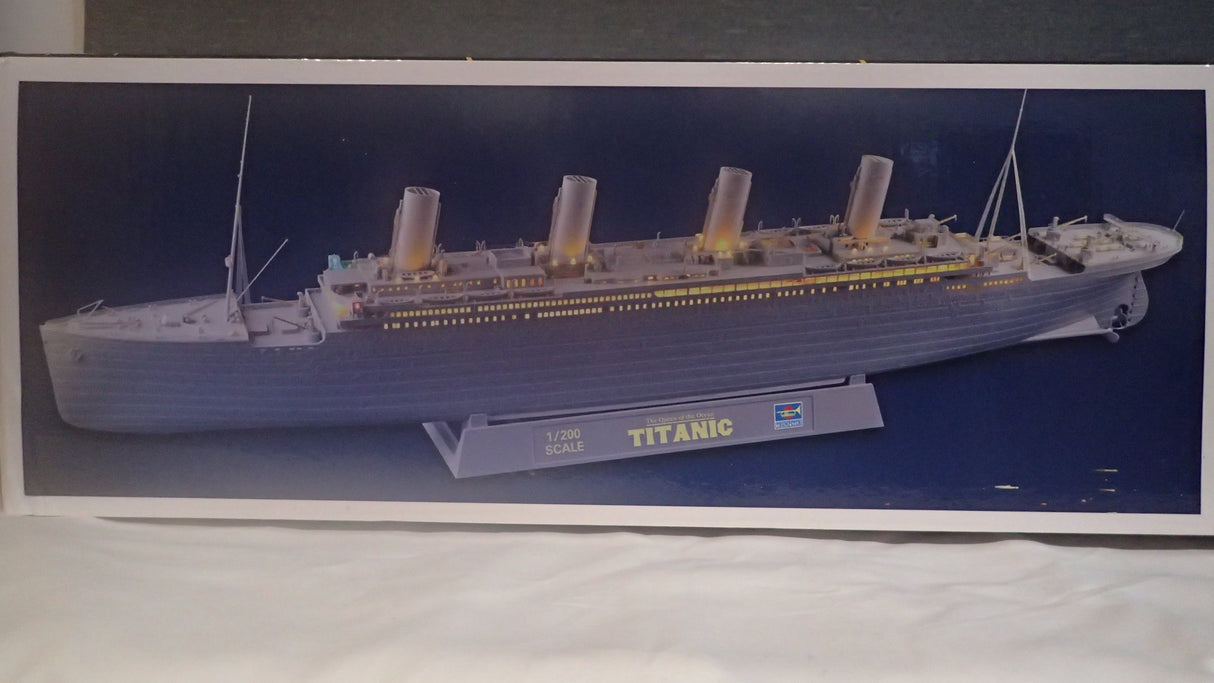 Trumpeter TR03719 - 1/200 Titanic (w/ LED Light Set) Plastic Model Kit