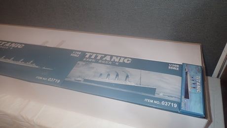 Trumpeter TR03719 - 1/200 Titanic (w/ LED Light Set) Plastic Model Kit
