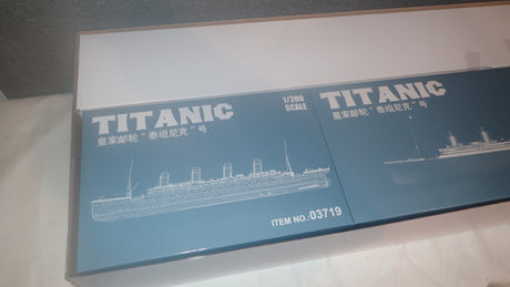 Trumpeter TR03719 - 1/200 Titanic (w/ LED Light Set) Plastic Model Kit