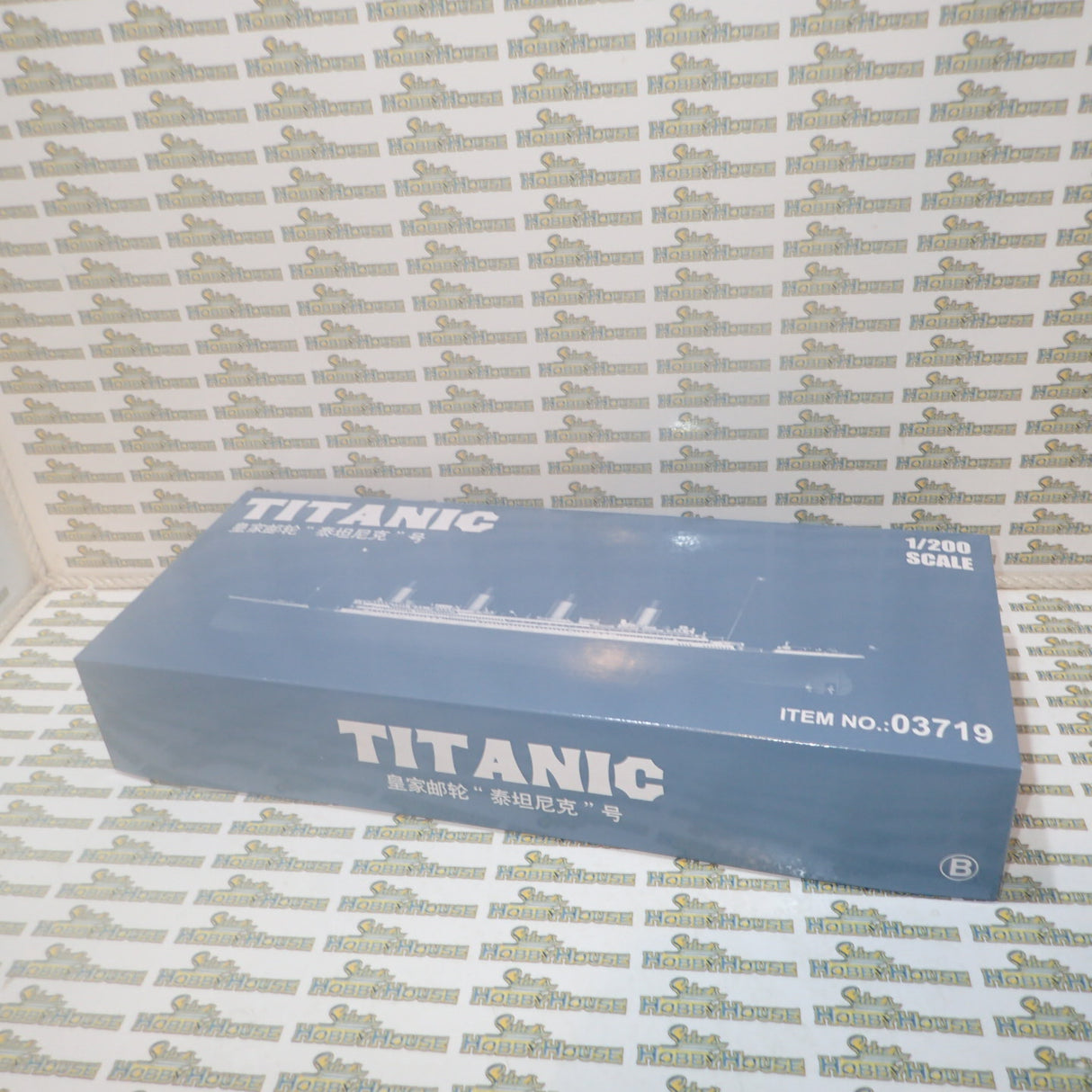 Trumpeter TR03719 - 1/200 Titanic (w/ LED Light Set) Plastic Model Kit