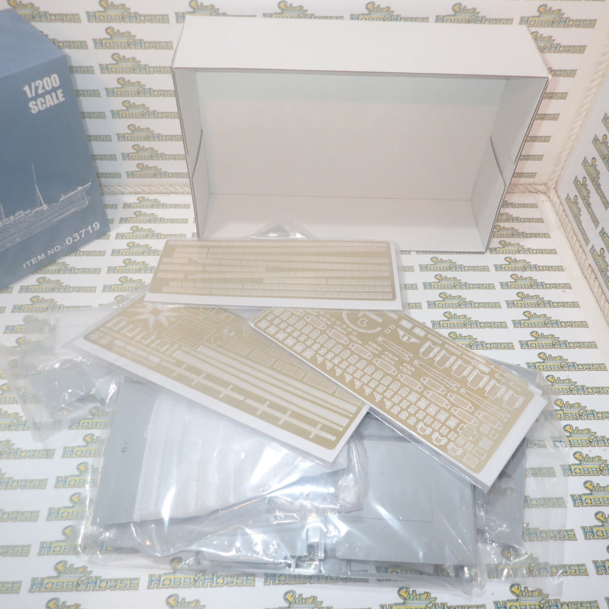 Trumpeter TR03719 - 1/200 Titanic (w/ LED Light Set) Plastic Model Kit