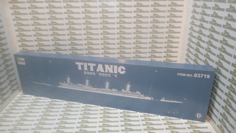 Trumpeter TR03719 - 1/200 Titanic (w/ LED Light Set) Plastic Model Kit