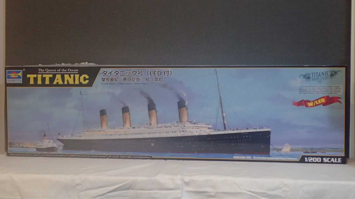 Trumpeter TR03719 - 1/200 Titanic (w/ LED Light Set) Plastic Model Kit