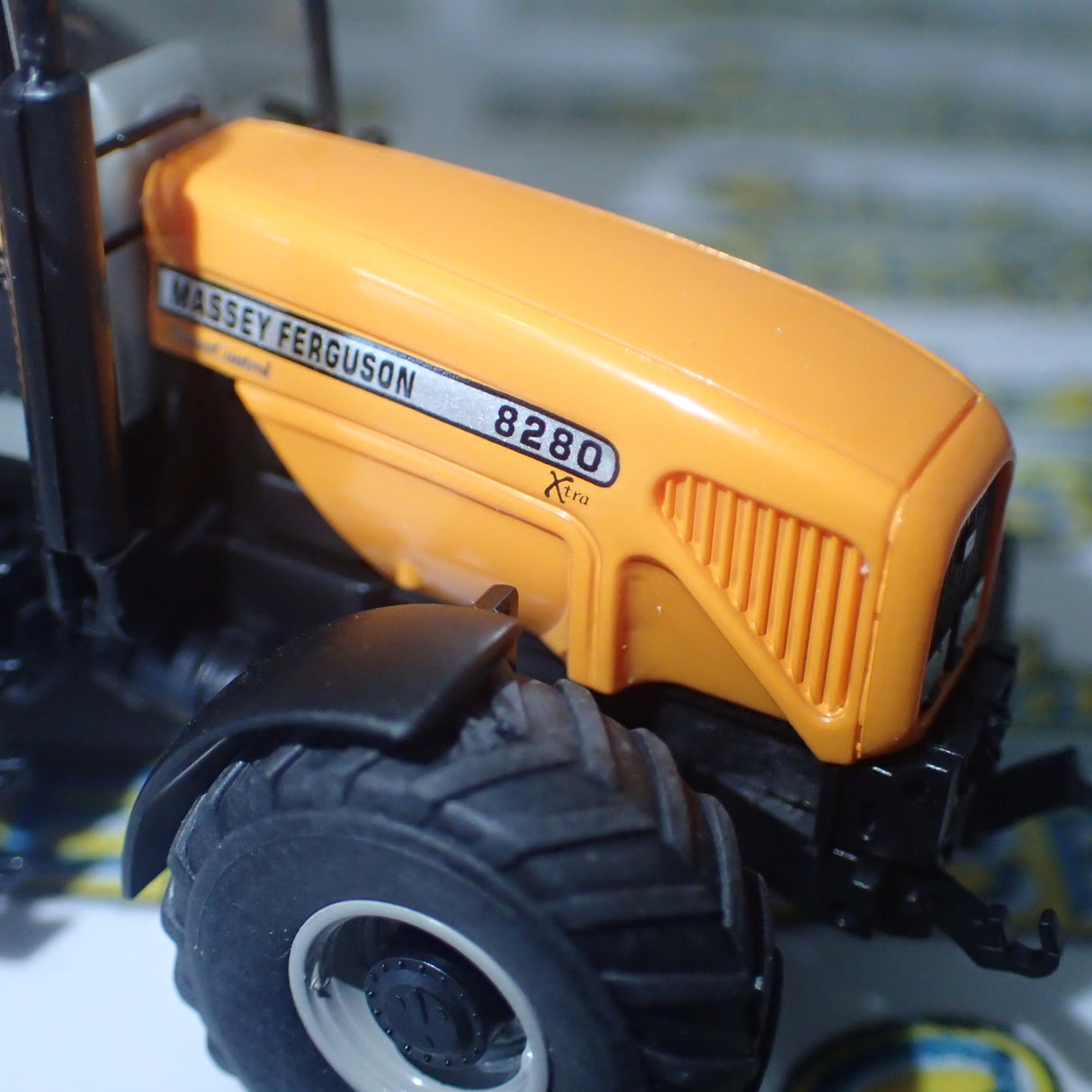 Wiking 0385 04 32 - 1/87 Scale Tractor Agricultural Massey Ferguson MF 8280