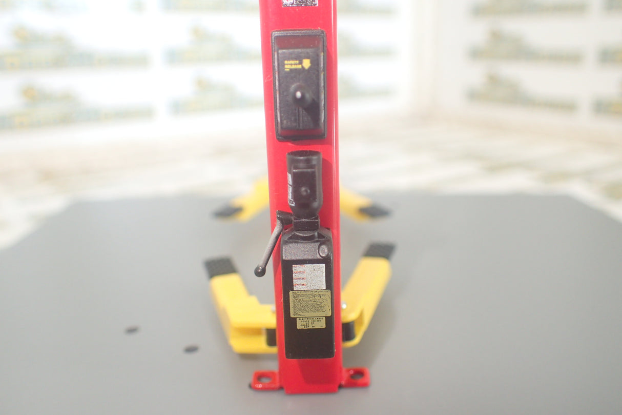 TSM 08001- 1/43 Scale - Snap on Garage Series Twin Post Lift