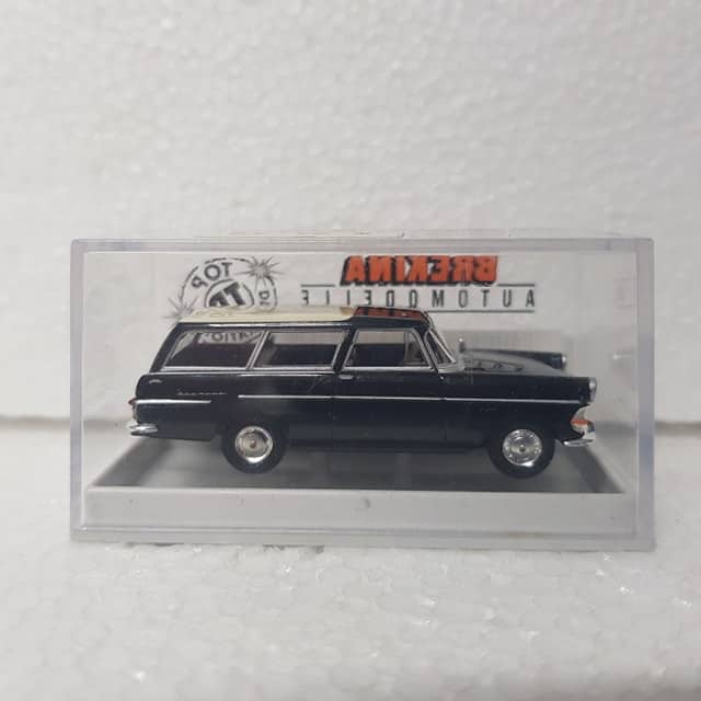 Brekina – 1/87 – HO/00 Scale – Opel Rekord PII Caravan Plastic Scale Model Replica