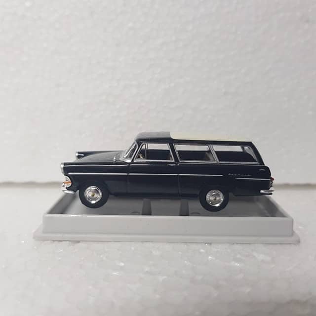 Brekina – 1/87 – HO/00 Scale – Opel Rekord PII Caravan Plastic Scale Model Replica