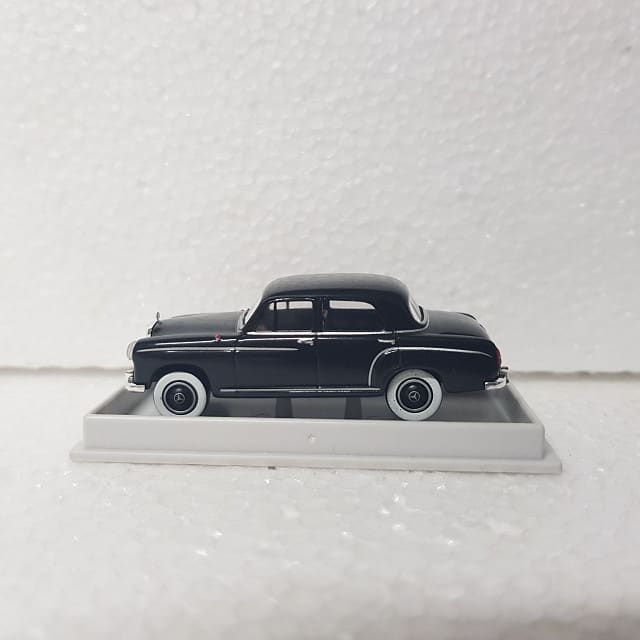 Brekina – 1/87 – HO/00 Scale – Mercedes-Benz 190 Ponton Plastic Scale Model Replica