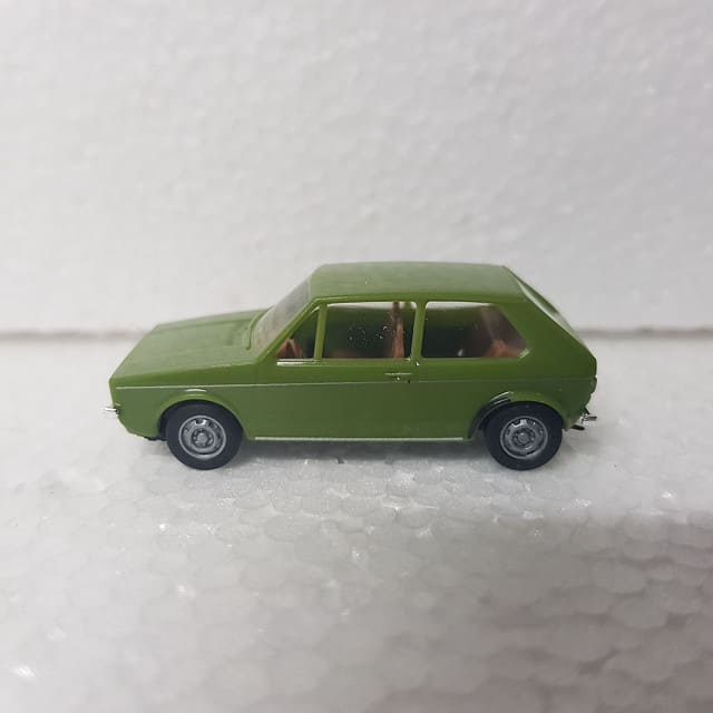 Brekina – 1/87 – HO/00 Scale – Volkswagen Golf MKI Plastic Scale Model Replica