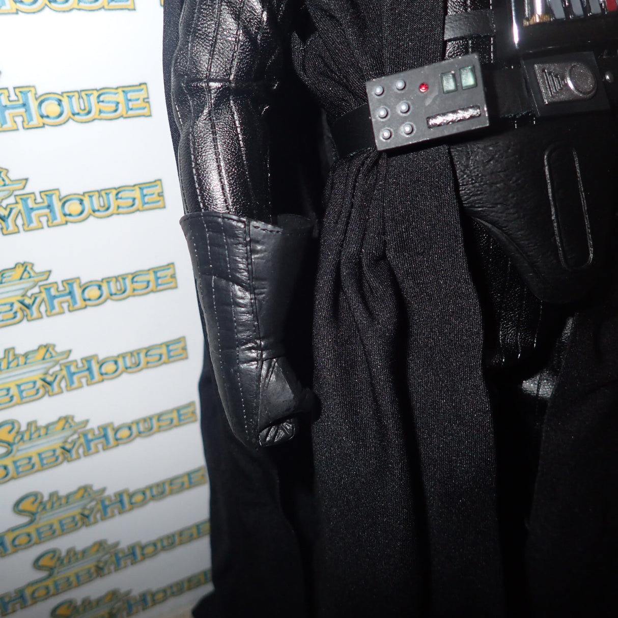 Sideshow Collectibles 1000763 - Darth Vader Sixth Scale Figure