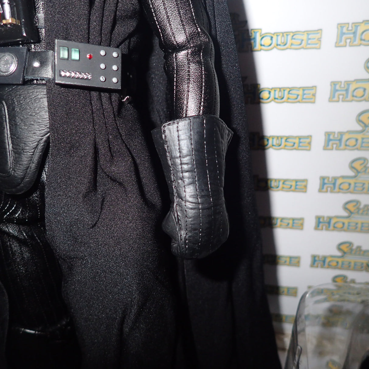 Sideshow Collectibles 1000763 - Darth Vader Sixth Scale Figure