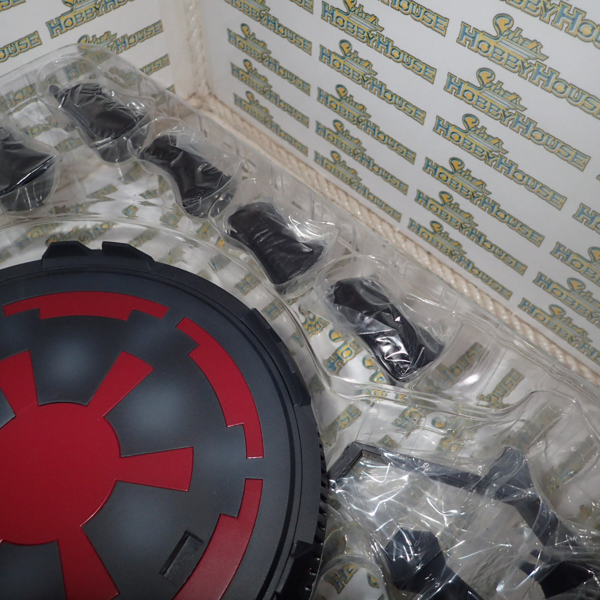 Sideshow Collectibles 1000763 - Darth Vader Sixth Scale Figure