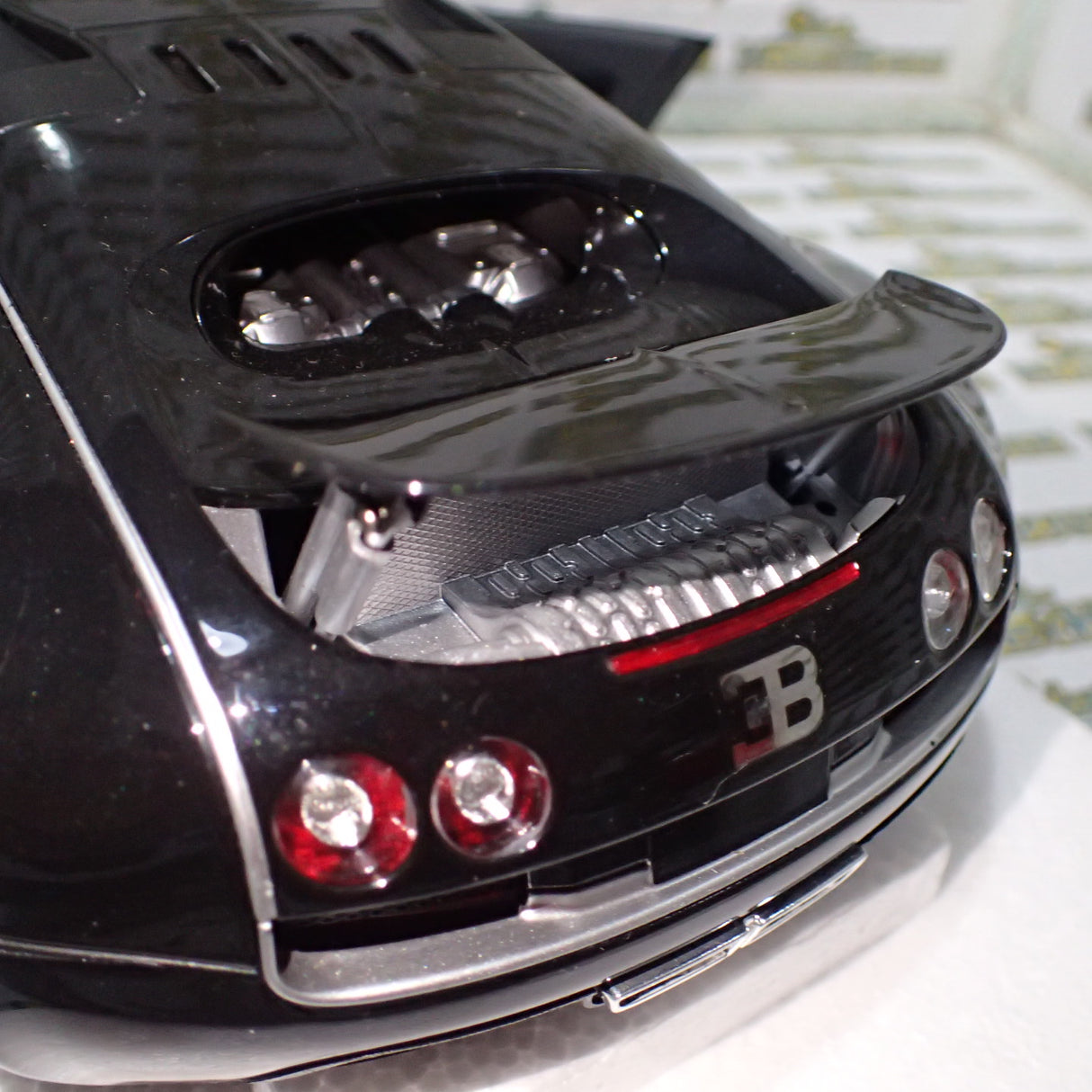 Minichamps 100 110842 - 1/18 Scale Bugatti Veyron Super Sport 2010 in Black Metallic with Orange Rims Diecast Scale Model Replica