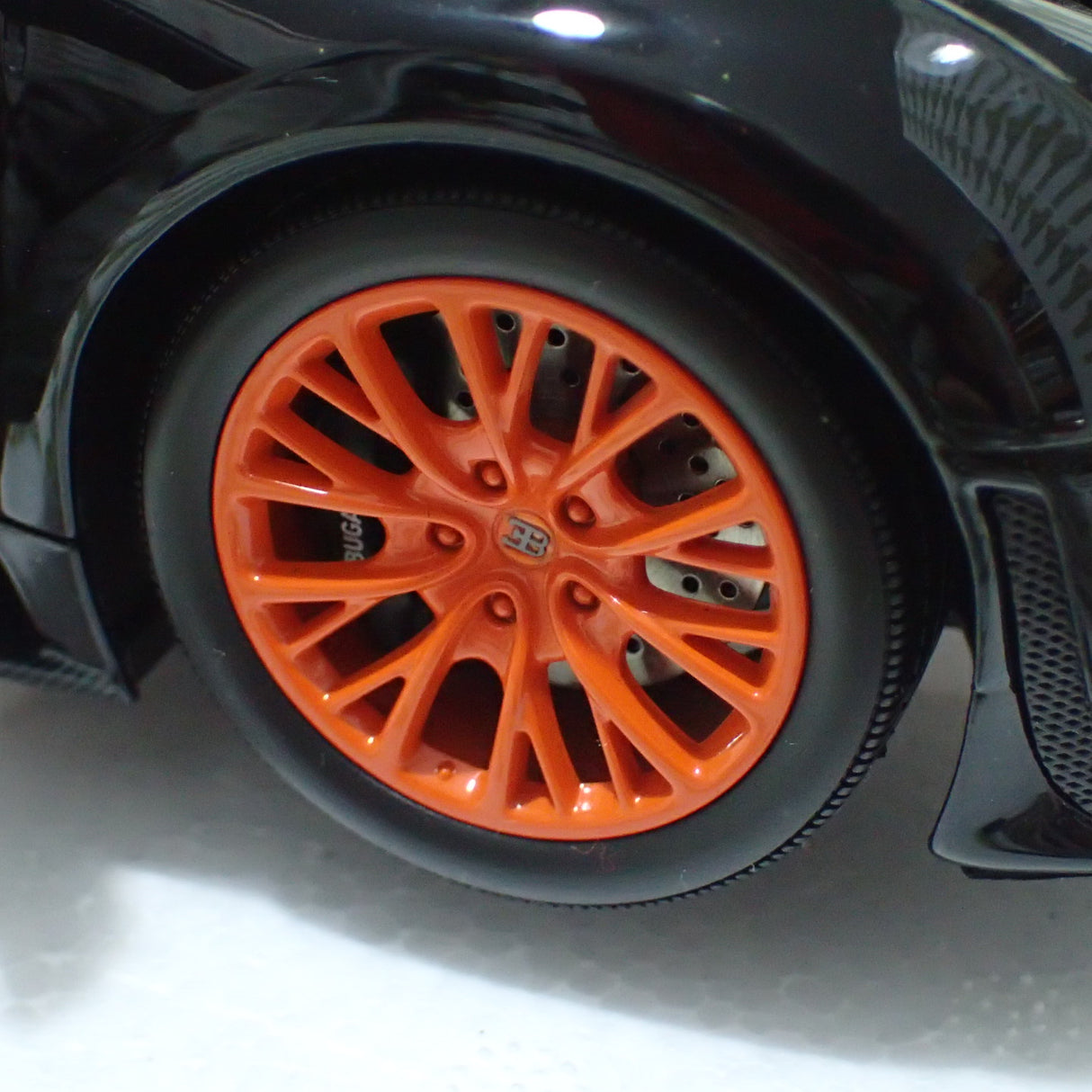 Minichamps 100 110842 - 1/18 Scale Bugatti Veyron Super Sport 2010 in Black Metallic with Orange Rims Diecast Scale Model Replica