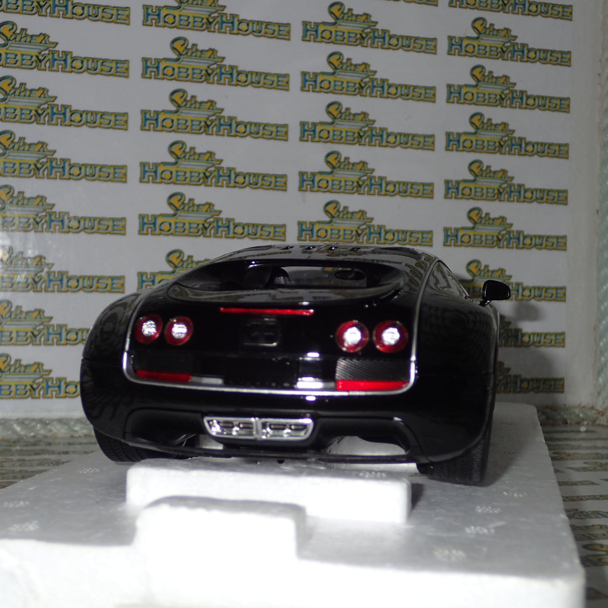 Minichamps 100 110842 - 1/18 Scale Bugatti Veyron Super Sport 2010 in Black Metallic with Orange Rims Diecast Scale Model Replica