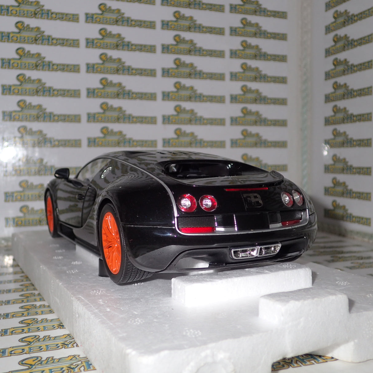 Minichamps 100 110842 - 1/18 Scale Bugatti Veyron Super Sport 2010 in Black Metallic with Orange Rims Diecast Scale Model Replica