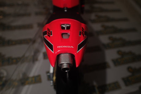 MINICHAMPS 122 017946 1/12 HONDA RC211V V.ROSSI SUMMER TESTBIKE GP 500 2001