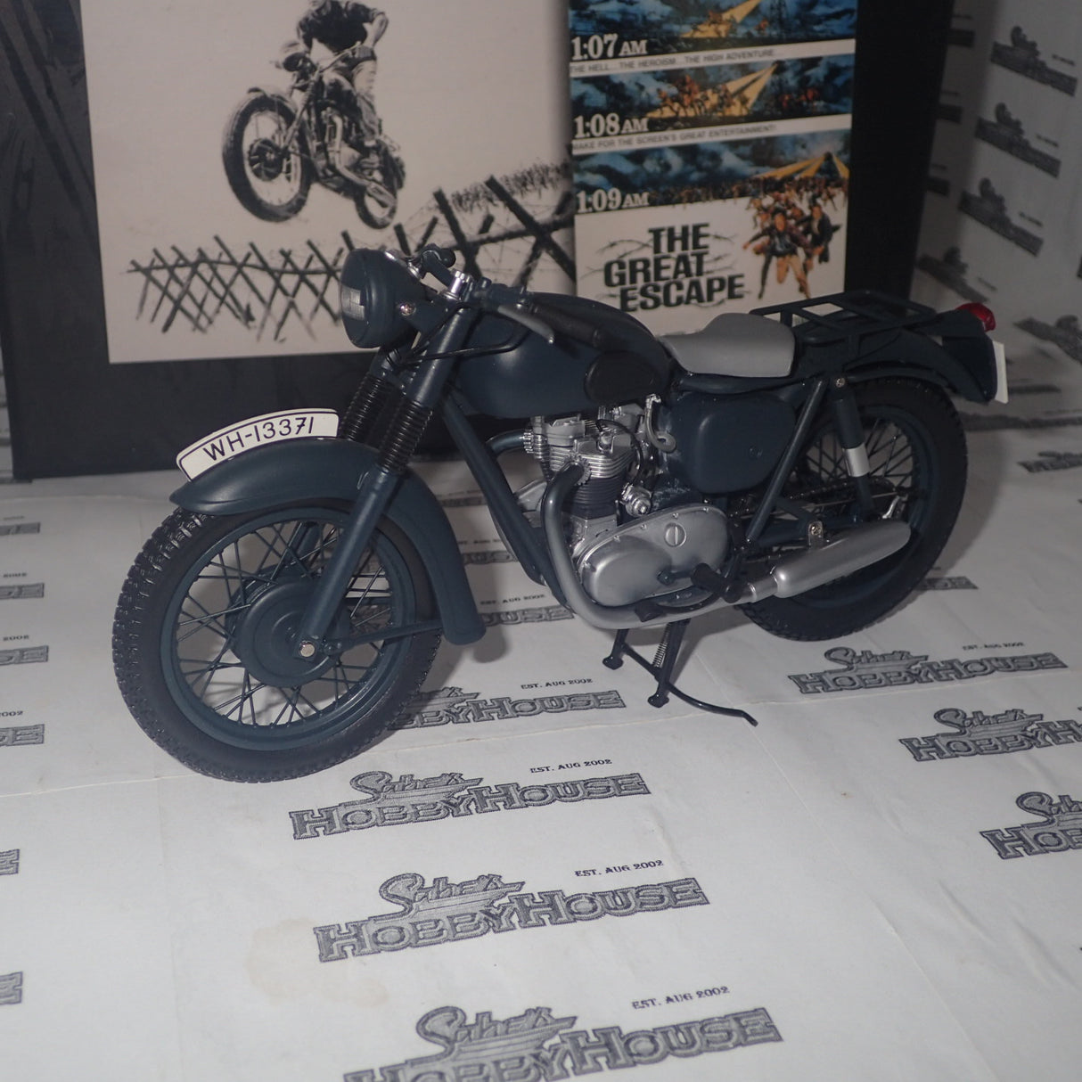 Minichamps 122 133500 - 1:12 Triumph TR6 1955 MOVIE The Great Escape Steve McQueen Scale Model Replica