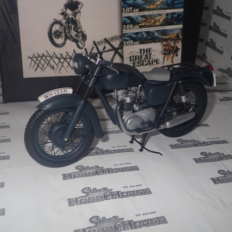 Minichamps 122 133500 - 1:12 Triumph TR6 1955 MOVIE The Great Escape Steve McQueen Scale Model Replica