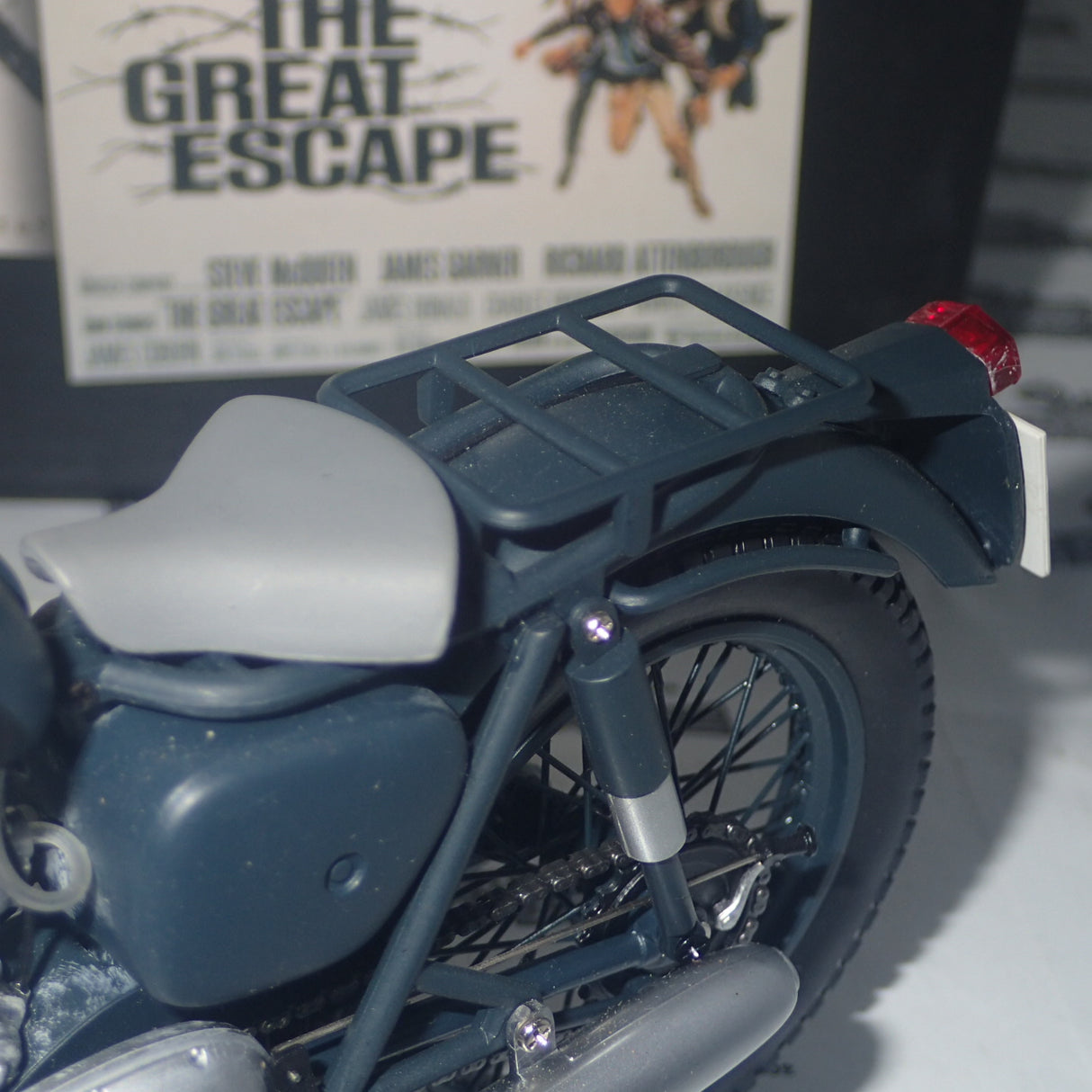 Minichamps 122 133500 - 1:12 Triumph TR6 1955 MOVIE The Great Escape Steve McQueen Scale Model Replica