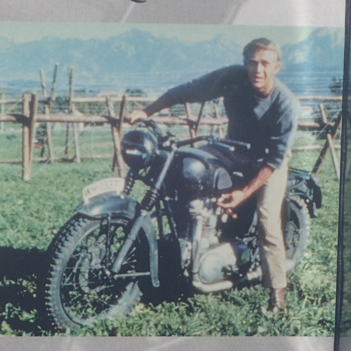 Minichamps 122 133500 - 1:12 Triumph TR6 1955 MOVIE The Great Escape Steve McQueen Scale Model Replica