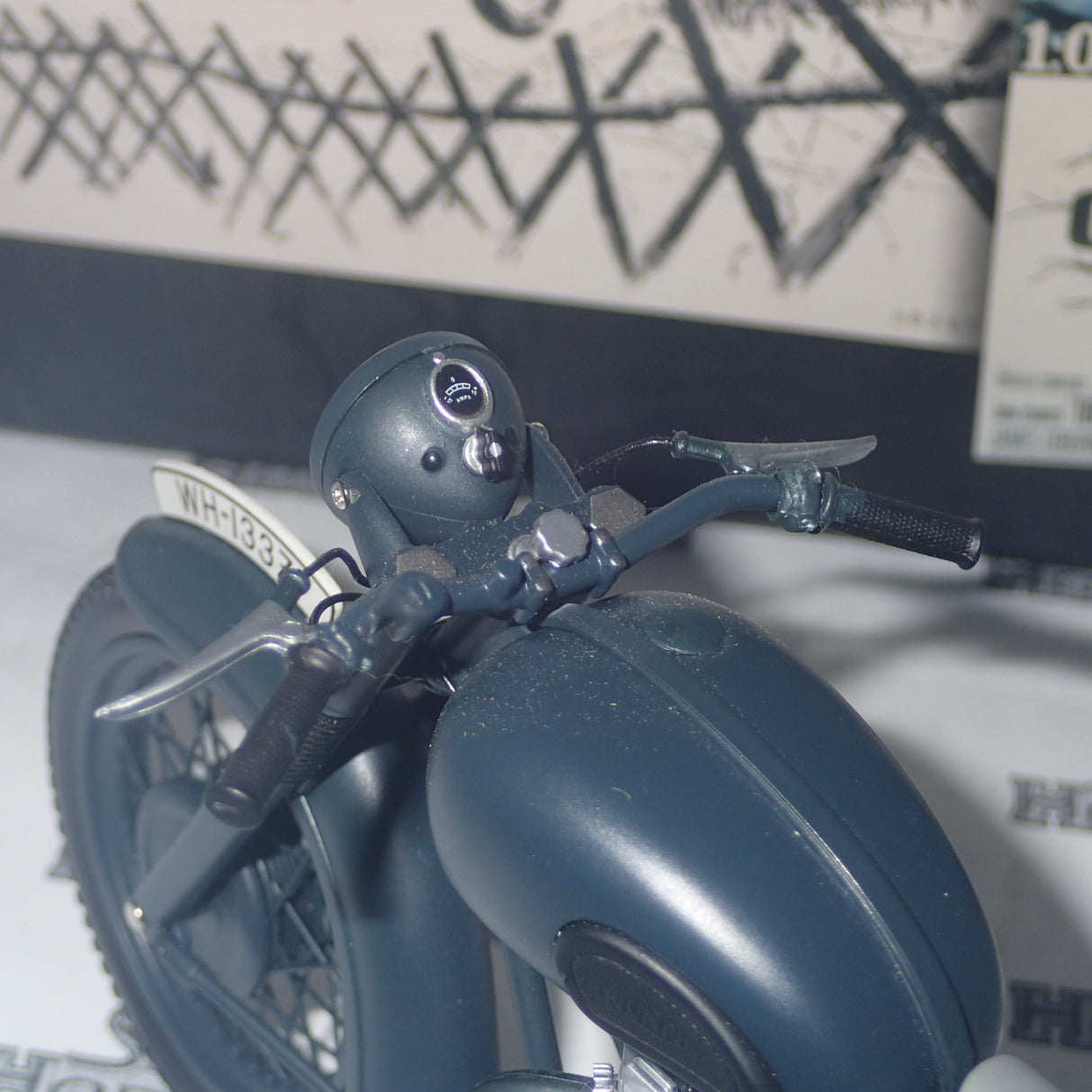 Minichamps 122 133500 - 1:12 Triumph TR6 1955 MOVIE The Great Escape Steve McQueen Scale Model Replica