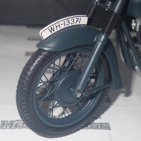 Minichamps 122 133500 - 1:12 Triumph TR6 1955 MOVIE The Great Escape Steve McQueen Scale Model Replica