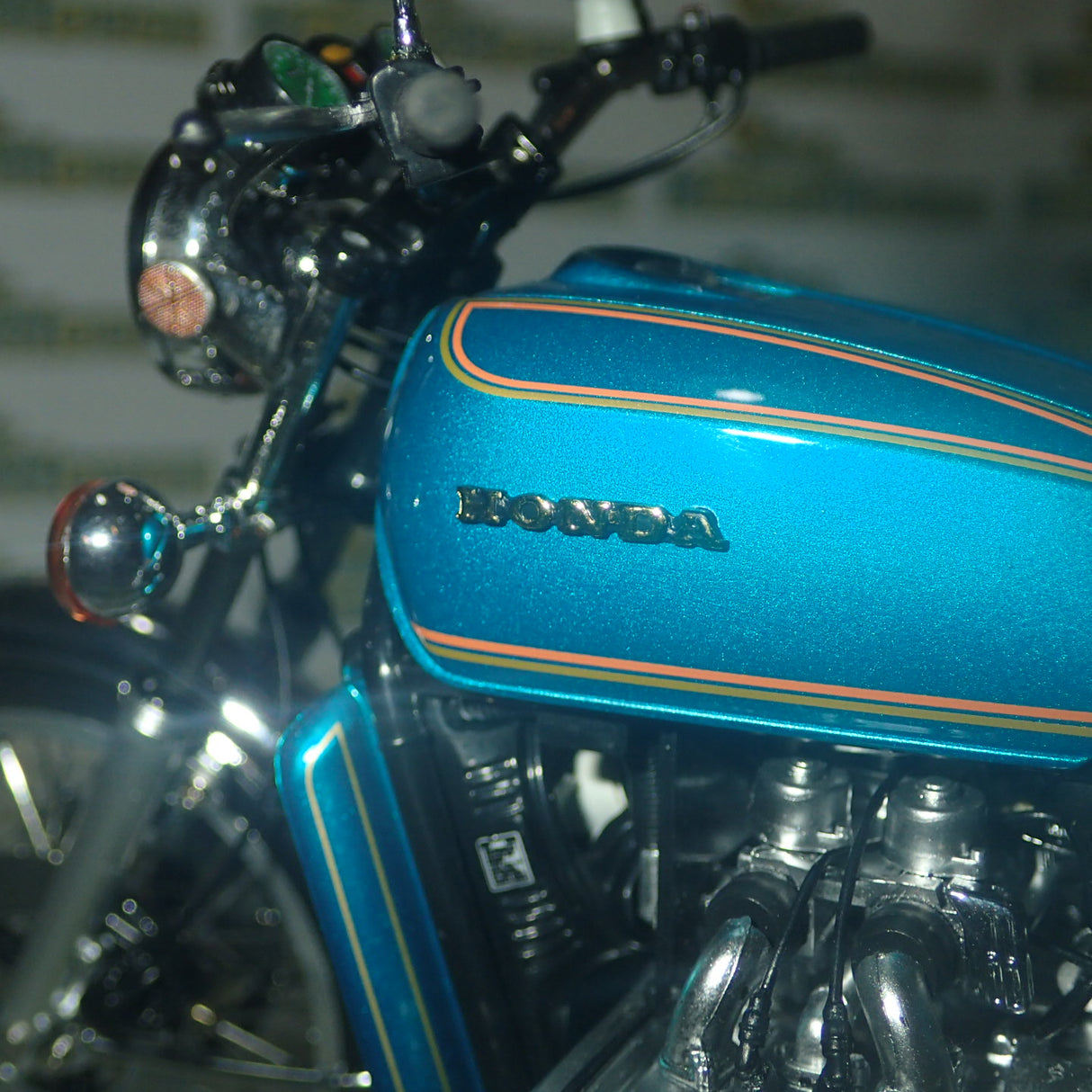 Minichamps 122 161600 - 1:12 Scale HONDA GOLDWING GL 1000 K3 1975 TURQUOISE METALLIC Scale Model Replica