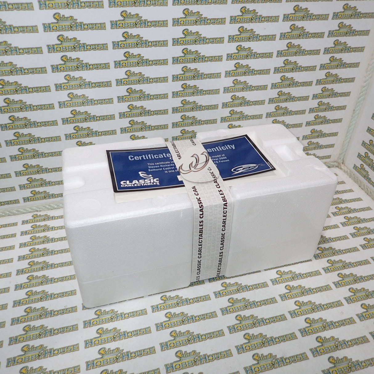 Classic Carlectables 18418 - 1:18 Ford FG Falcon 2009 Ford Performance Racing Winterbottom/Richards Bathurst 1000