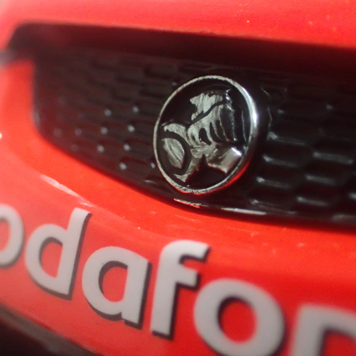 CLASSIC CARLECTABLES 18517 – 1/18 Holden VE Commodore 2012 TeamVodafone Whincup/Dumbrell Bathurst 1000 Winner