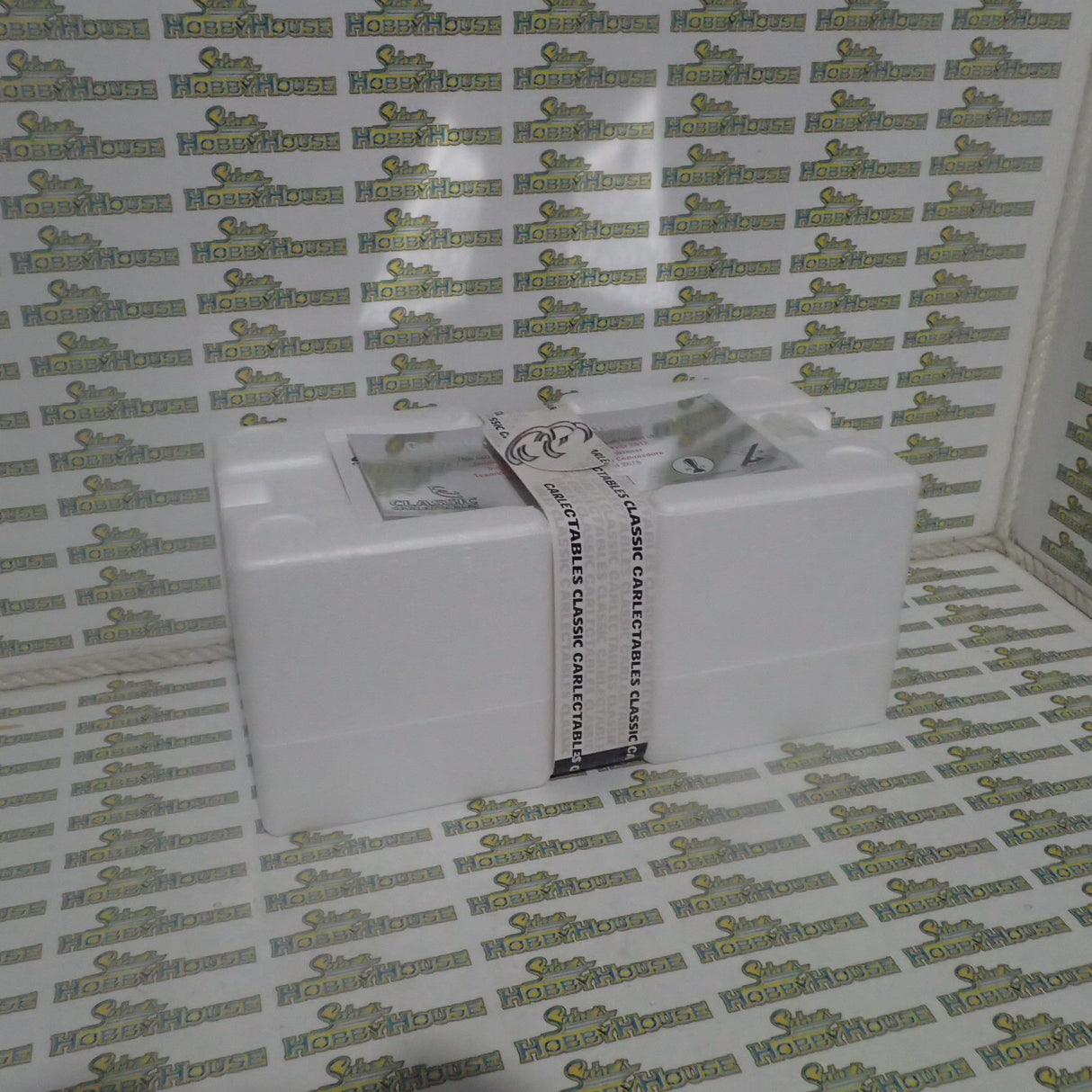 CLASSIC CARLECTABLES 18517 – 1/18 Holden VE Commodore 2012 TeamVodafone Whincup/Dumbrell Bathurst 1000 Winner