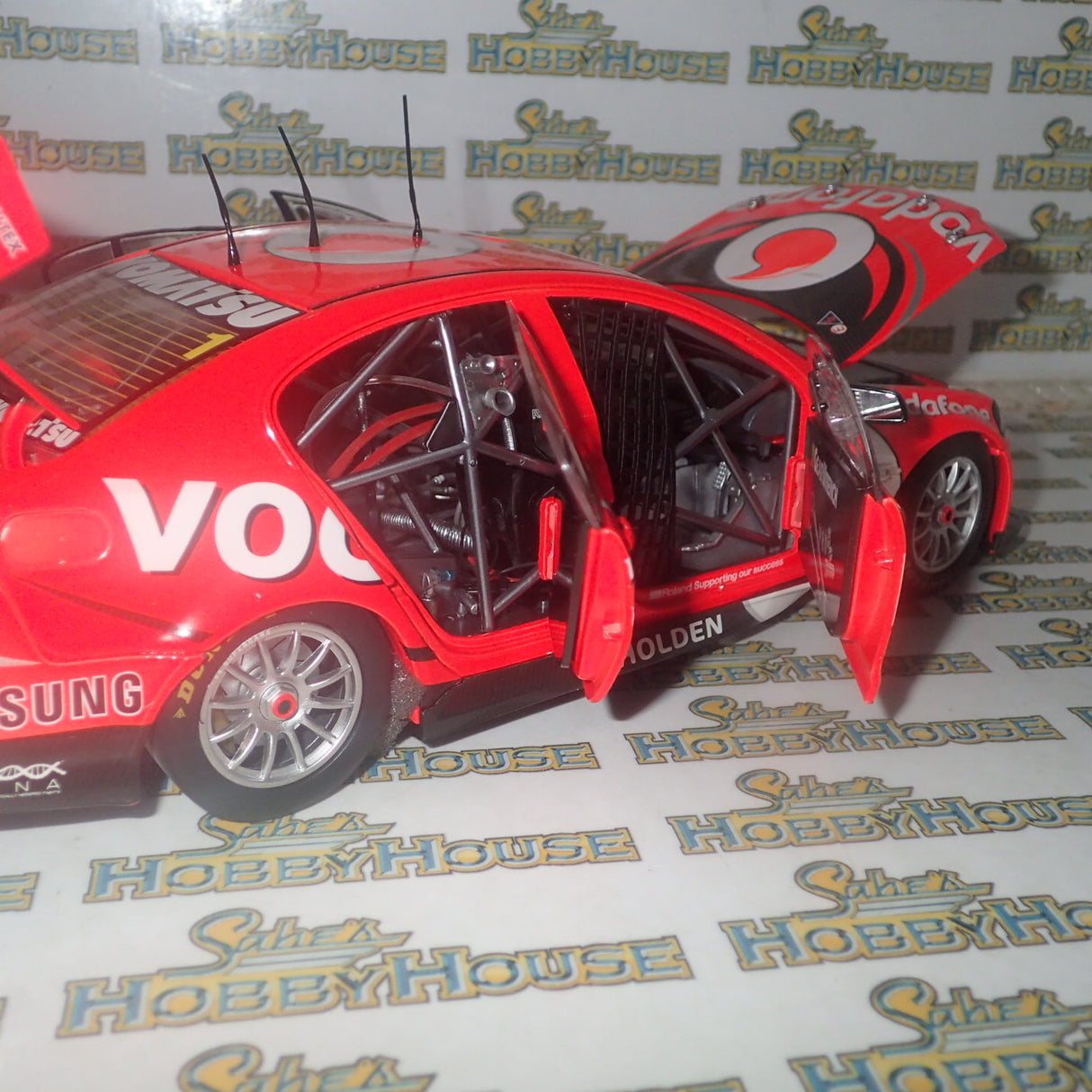 CLASSIC CARLECTABLES 18517 – 1/18 Holden VE Commodore 2012 TeamVodafone Whincup/Dumbrell Bathurst 1000 Winner