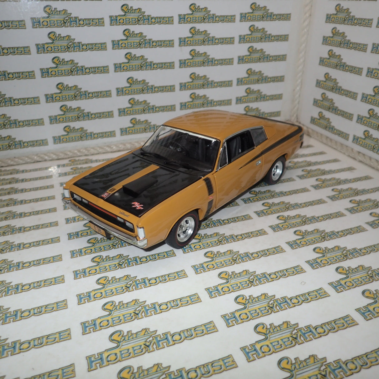 Classic Carlectables 18524 - 1:18 Chrysler VH Valiant E38 R/T Charger Hot Mustard "Small Tank" Die-cast Replica