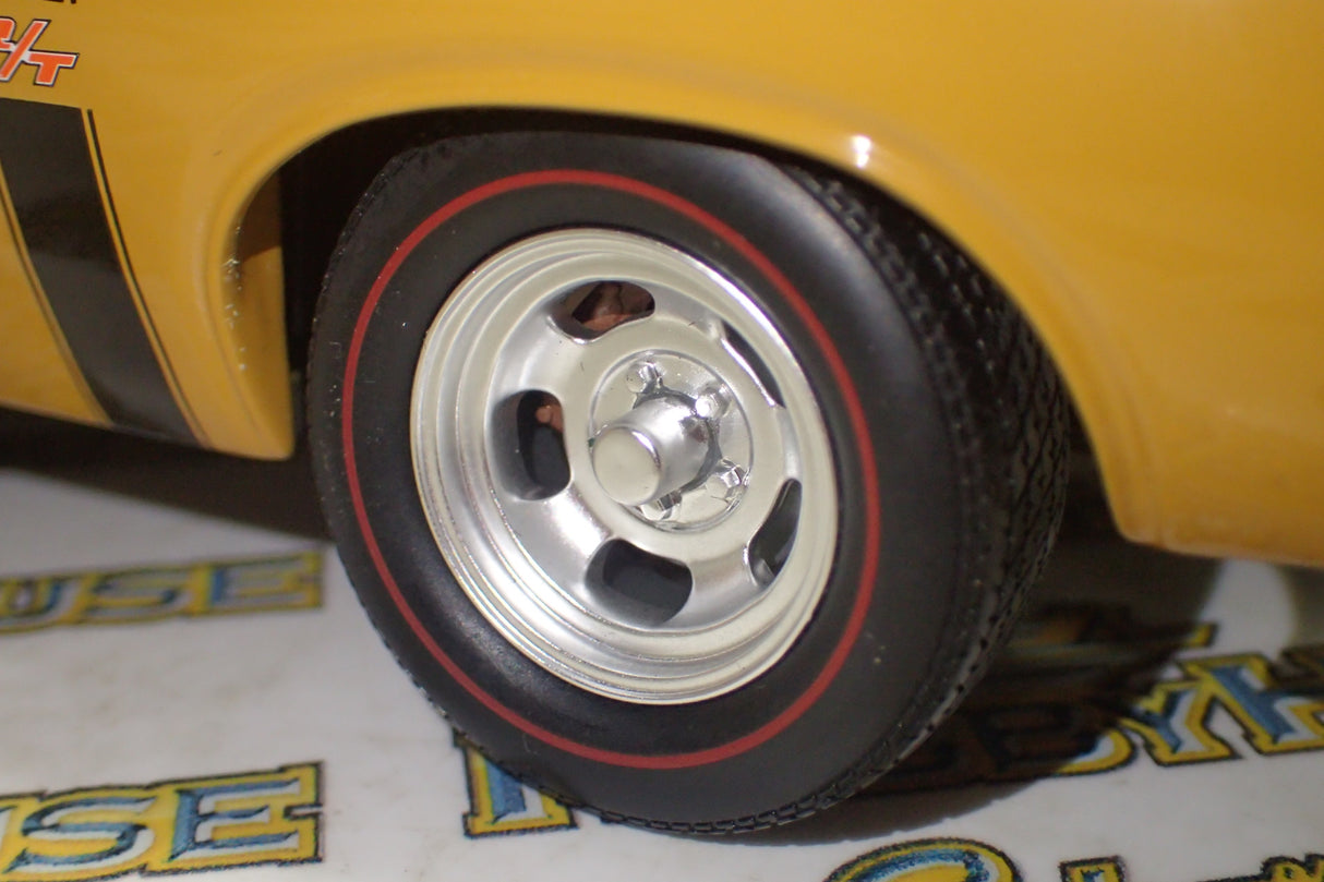 Classic Carlectables 18524 - 1:18 Chrysler VH Valiant E38 R/T Charger Hot Mustard "Small Tank" Die-cast Replica