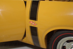 Classic Carlectables 18524 - 1:18 Chrysler VH Valiant E38 R/T Charger Hot Mustard "Small Tank" Die-cast Replica