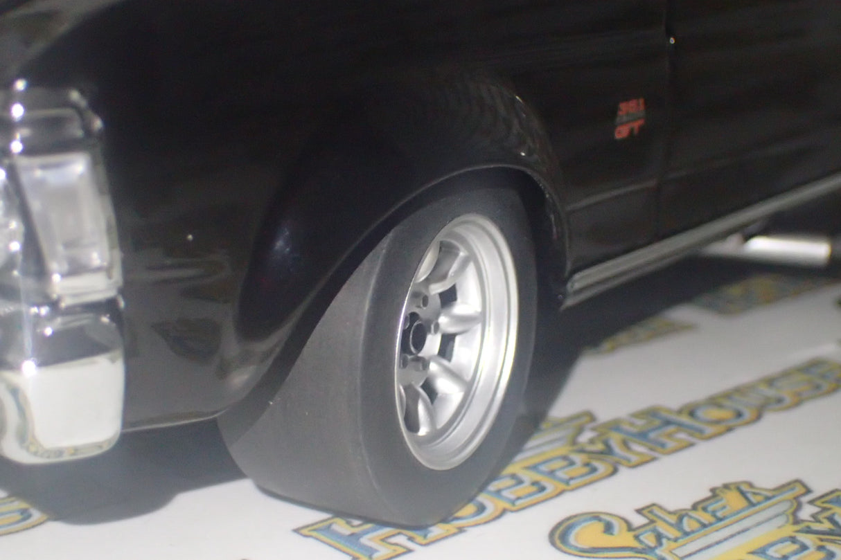 CLASSIC CARLECTABLES 18529 - 1:18 SCALE FORD GT-HO SUPER FALCON GLOSS BLACK DIECAST REPLICA