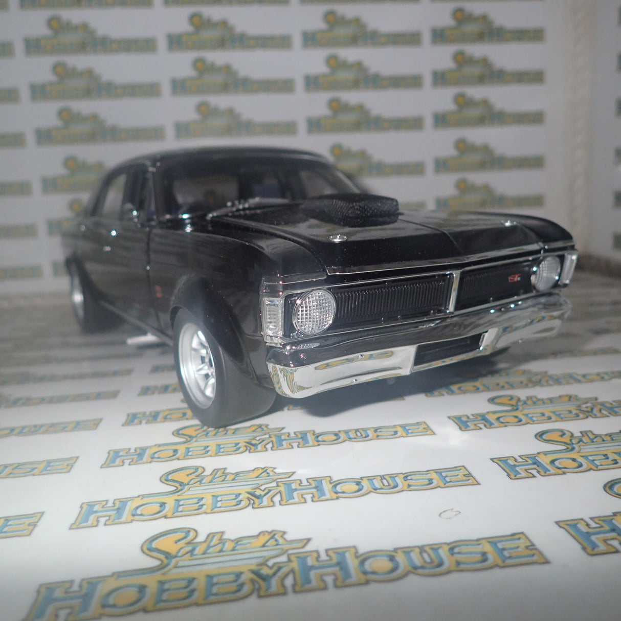CLASSIC CARLECTABLES 18529 - 1:18 SCALE FORD GT-HO SUPER FALCON GLOSS BLACK DIECAST REPLICA