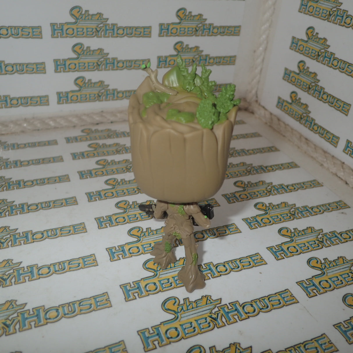 Funko 26904 – Avengers Infinity War – No.293 Teen Groot with Gun Pop Vinyl