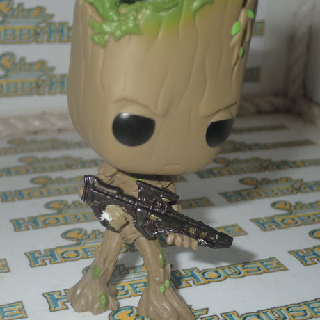 Funko 26904 – Avengers Infinity War – No.293 Teen Groot with Gun Pop Vinyl