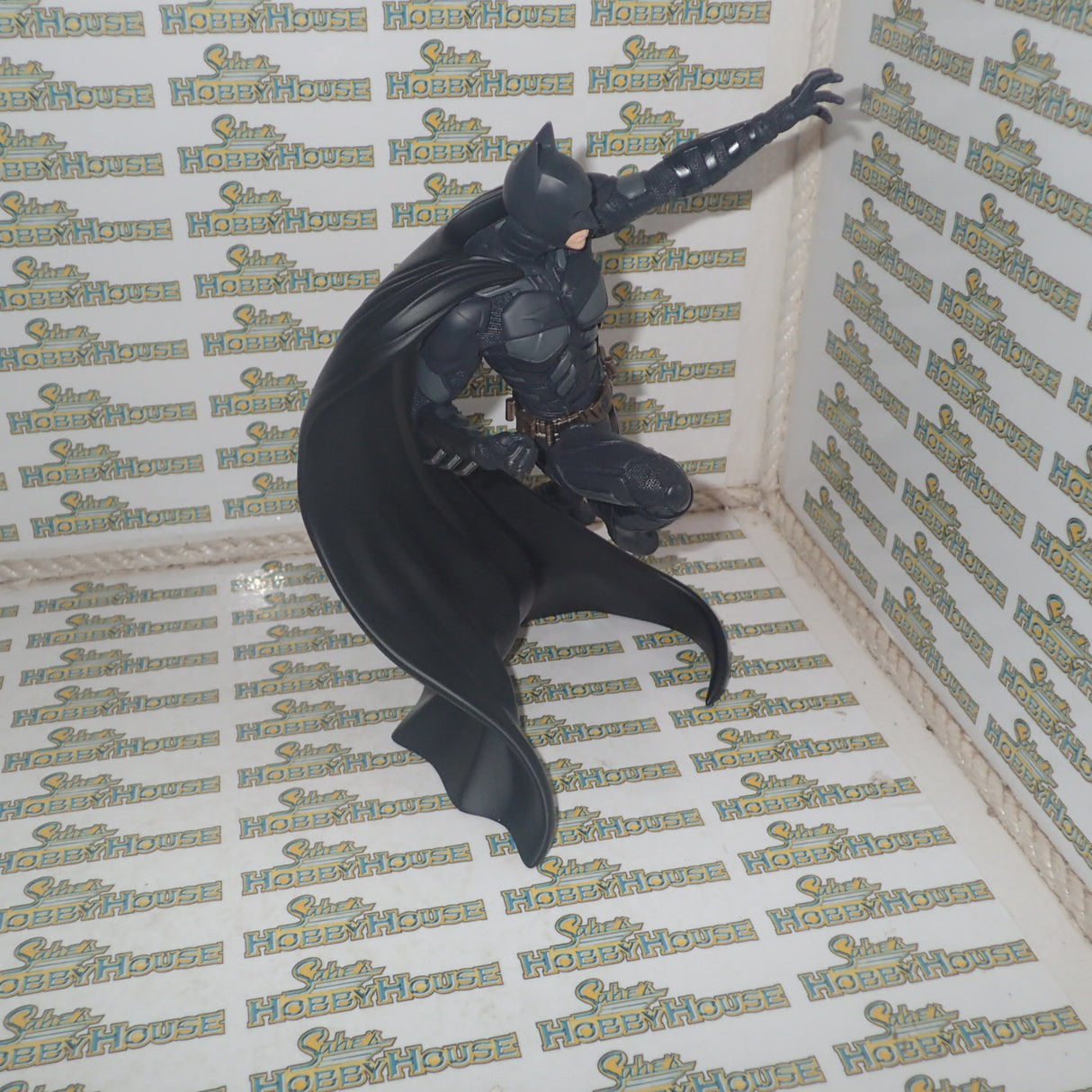 DC Direct 27177 - THE DARK KNIGHT BATMAN LIMITED EDITION HAND-PAINTED, COLD-CAST STATUE