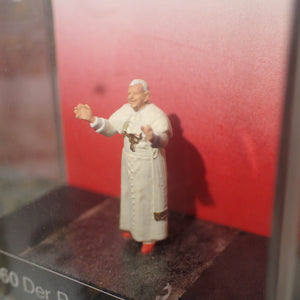 Preiser 28060 – 1/87 HO/00 Scale – Der Papst (The Pope) Figure