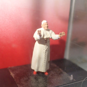 Preiser 28060 – 1/87 HO/00 Scale – Der Papst (The Pope) Figure