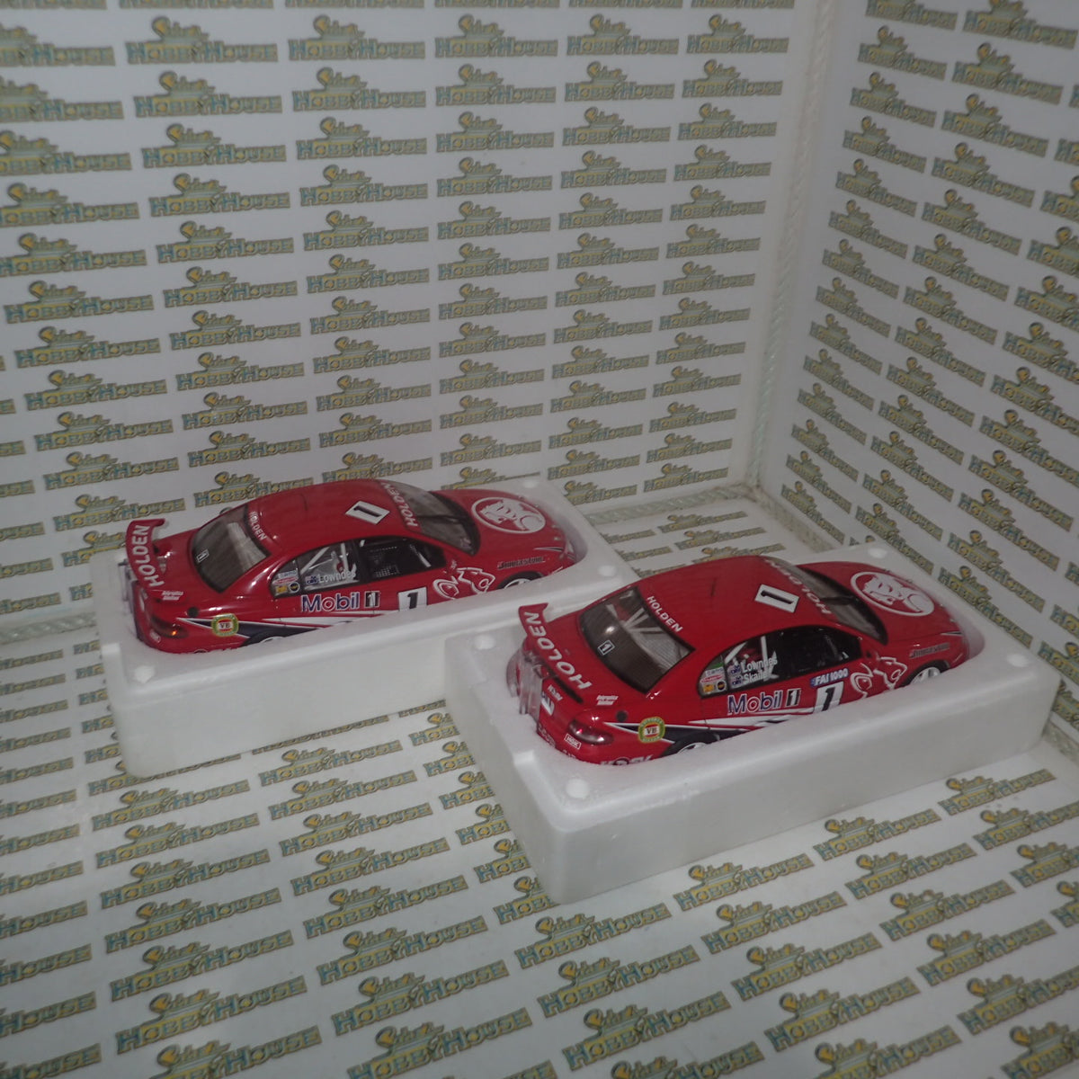 Biante AUTOart 2812071 – 2 X 1/18 models of the Craig Lowndes & Craig Lowndes/Mark Skaife Bathurst Shell Series Farewell Set Scale Model Replicas.
