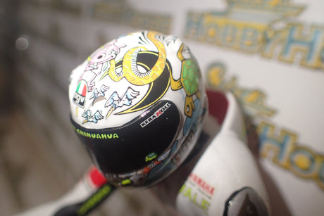 Minichamps 312 050086 - 1/12 Scale - Valentino Rossi MotoGP 2005 Figurine Sitting