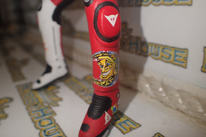 Minichamps 312 050086 - 1/12 Scale - Valentino Rossi MotoGP 2005 Figurine Sitting