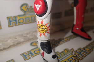 Minichamps 312 050086 - 1/12 Scale - Valentino Rossi MotoGP 2005 Figurine Sitting